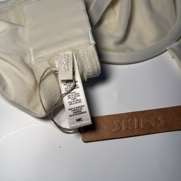 SKIMS White Bra, Size 40C - Picture 5 of 5